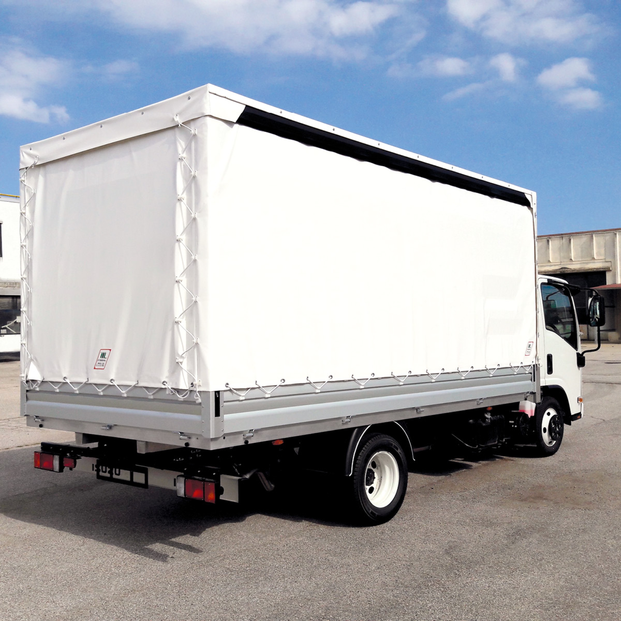 camion utilitaire ISUZU serie N plateau bache savoyard