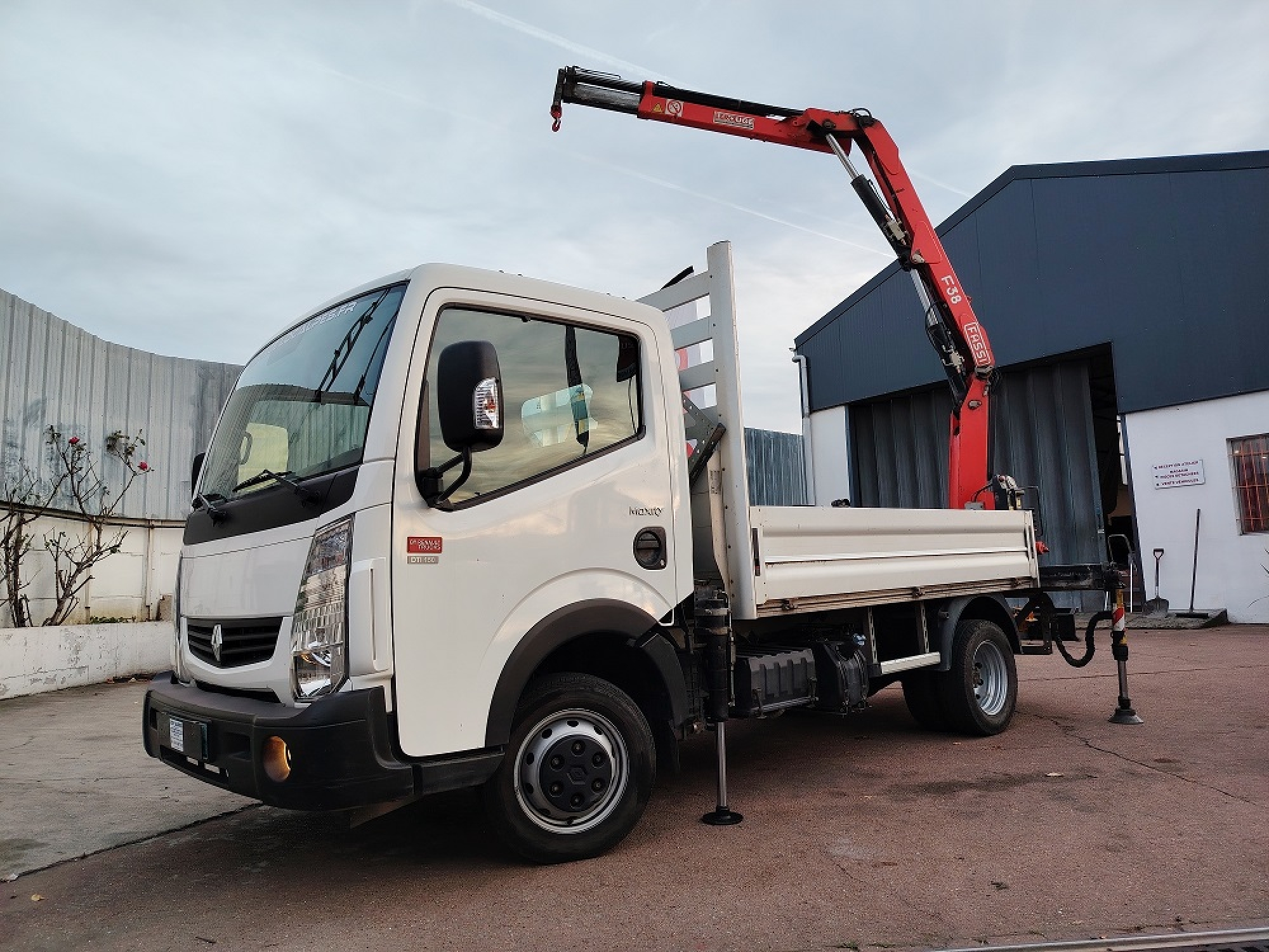 RENAULT Maxity 150 dti plateau Grue Fassi F38 Marbrier Marbrerie